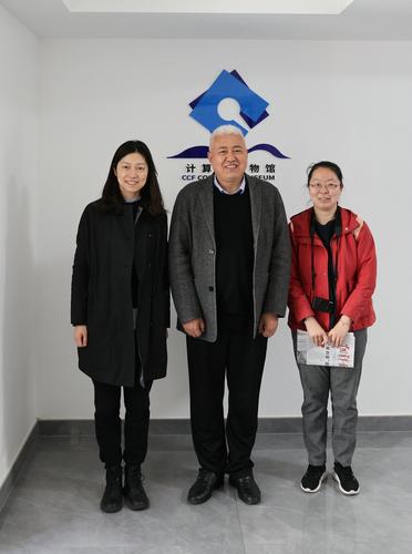 20230307_复旦大学党委书记到访CCM筹建中心_王新教授_副院长曹瑜教授_徐敬楠老师_logo前合影_01